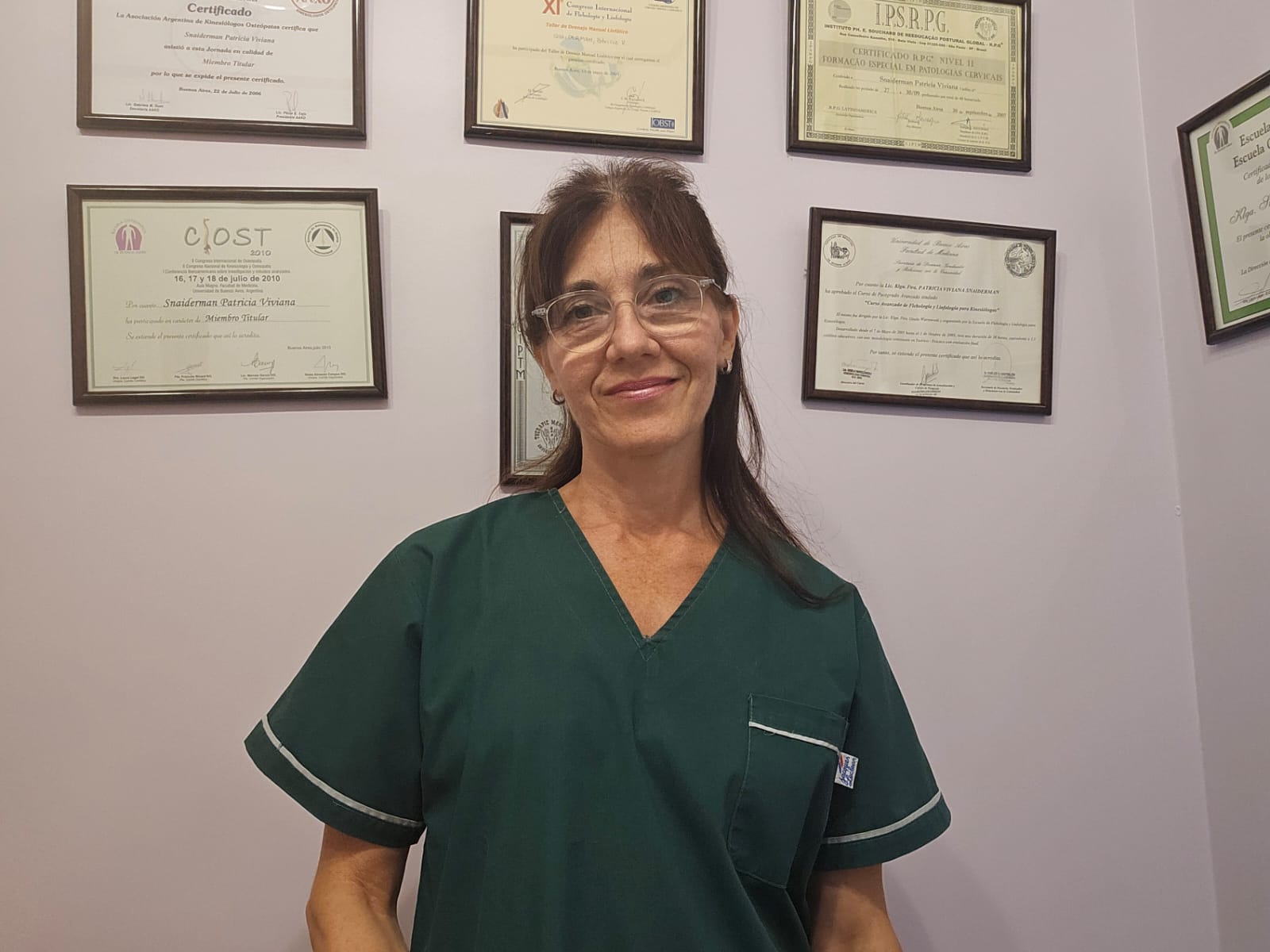 Lic. Patricia Snaiderman, kinesióloga y osteópata, en su consultorio en CABA